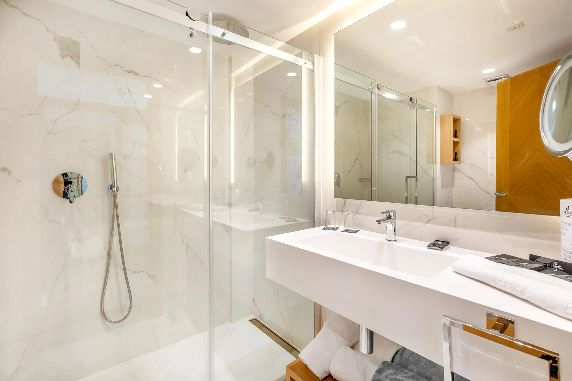 201905-VIVA Golf-Doble Superior Premium VM Lateral-Baño-ret