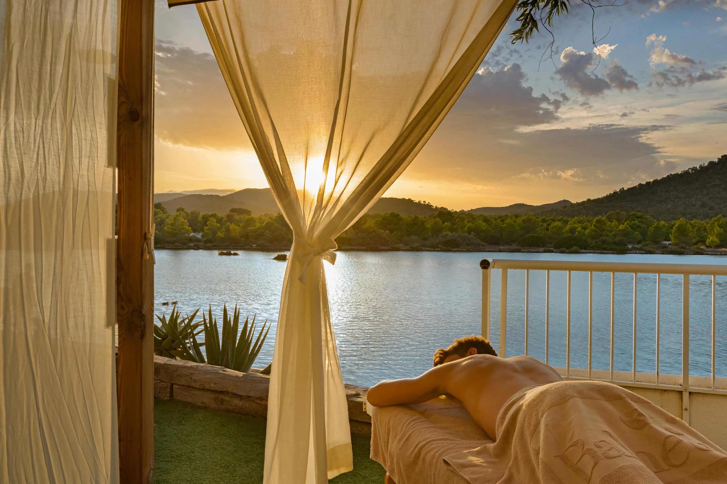 2022-09-Viva Eden Lago - Carpa masajes 3.webp