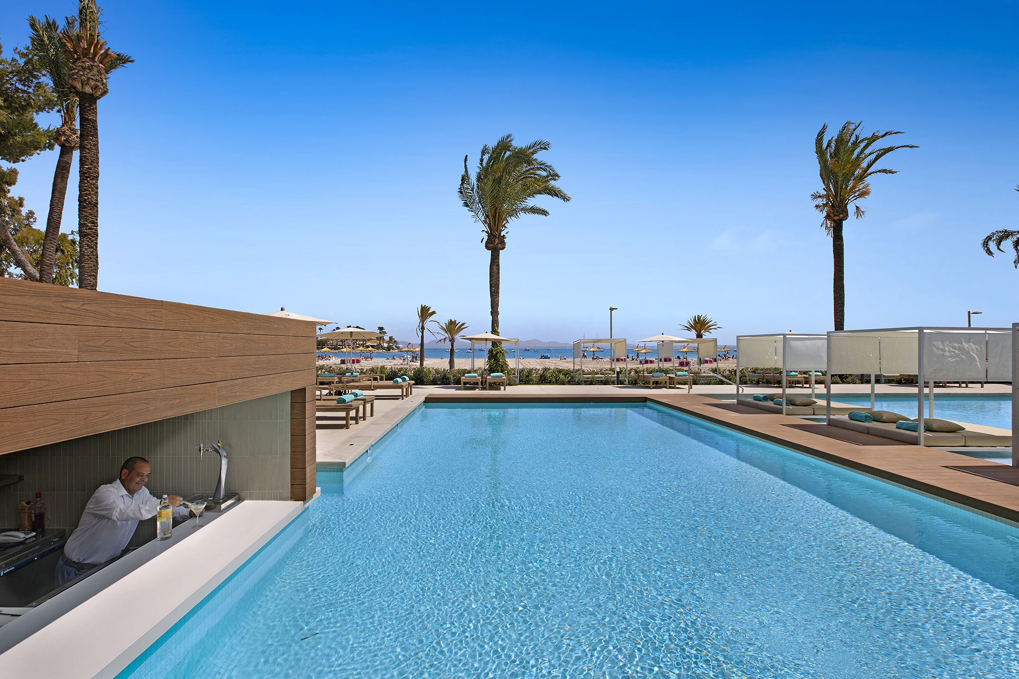 202106-VIVA Golf-SwimUpBar Palmira-01.jpg