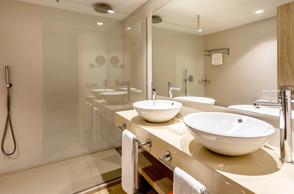 201806-VIVA Eden Lago Apto Premium Vista PiscinaBathroom