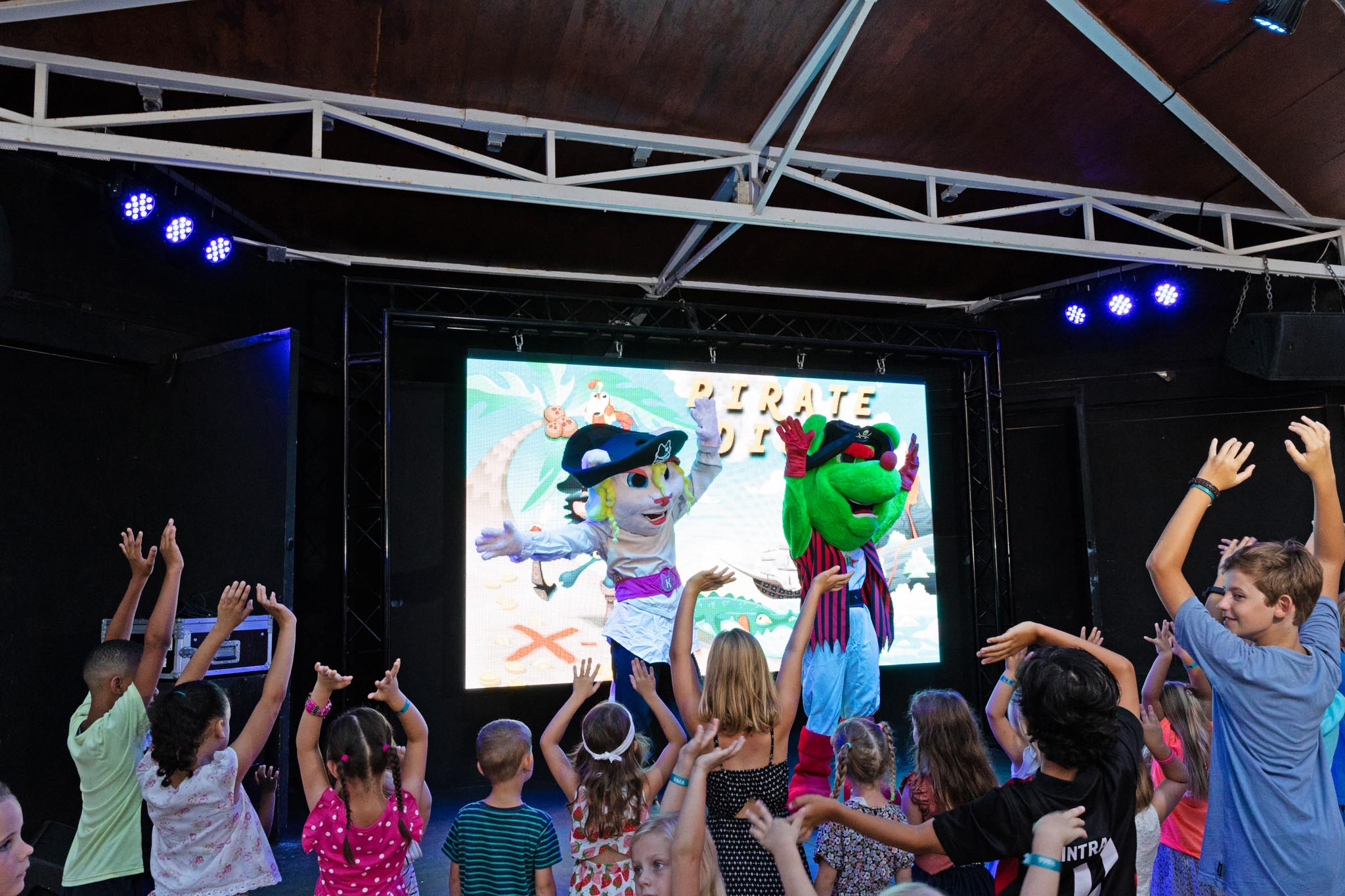 2022-09-VIVA Eden Lago - Animacion 2