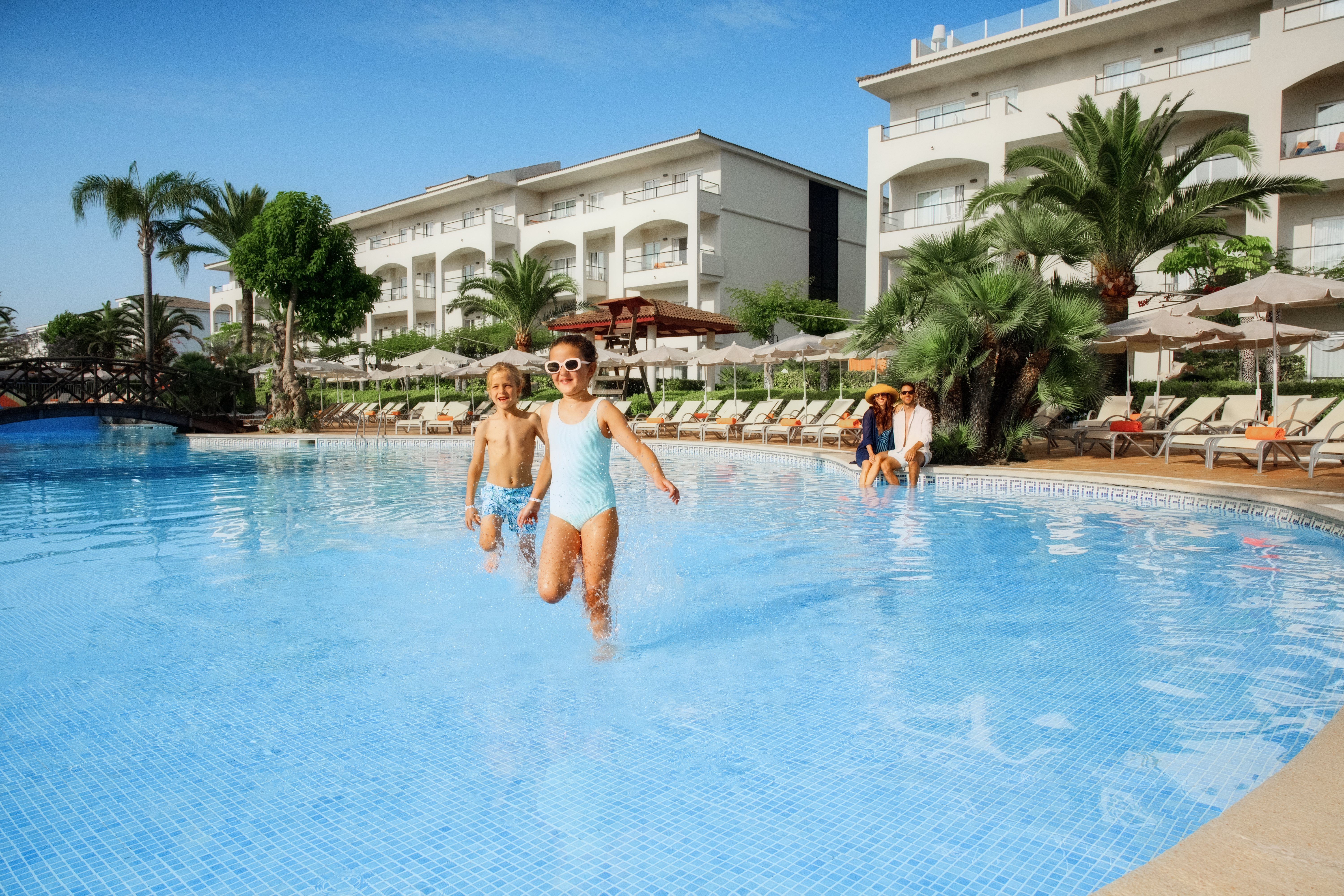 Main Pool - Lifestyle VIVA Blue