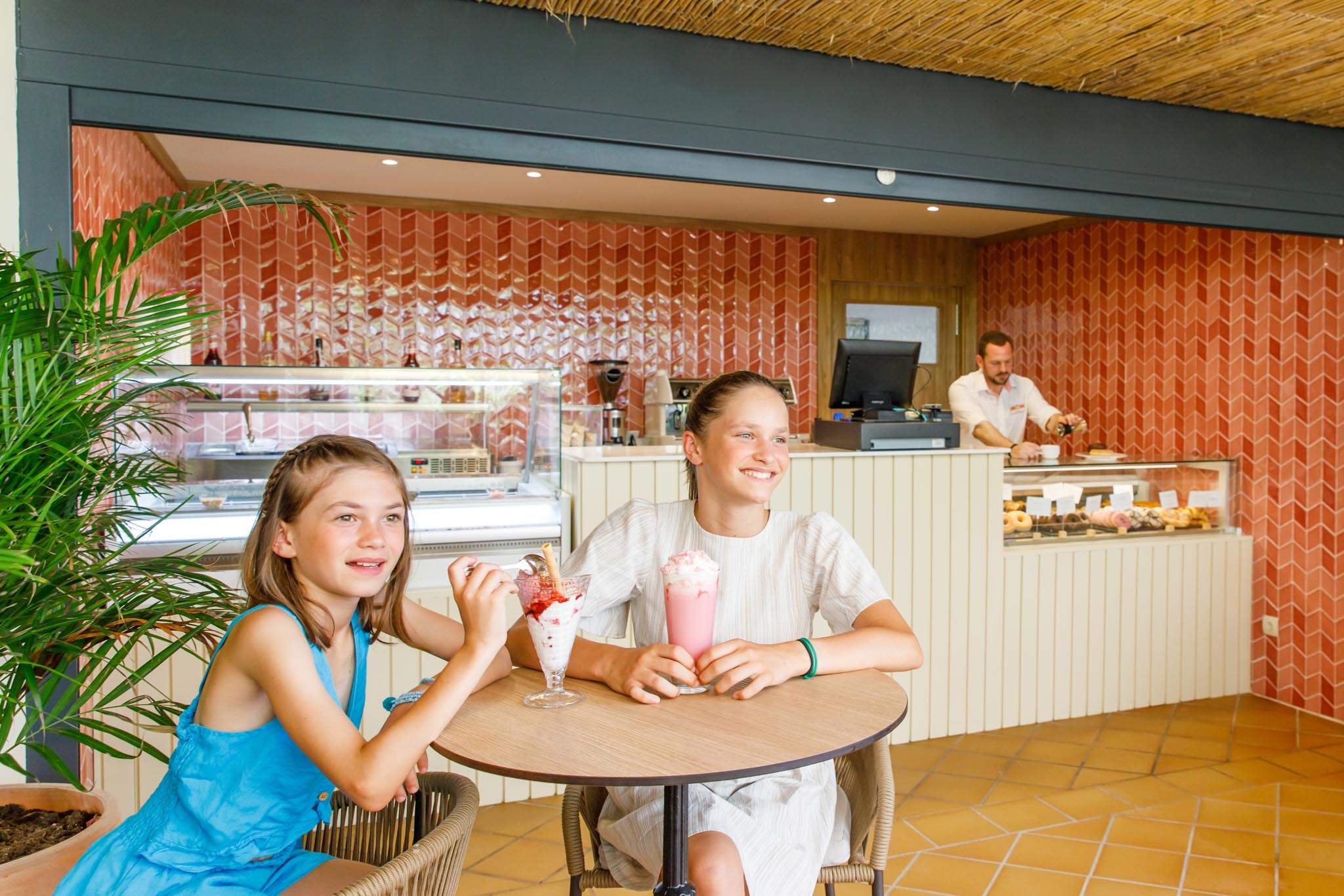 2022-08-Viva CM Resort - Lifestyle Sweet Corner 01-ret