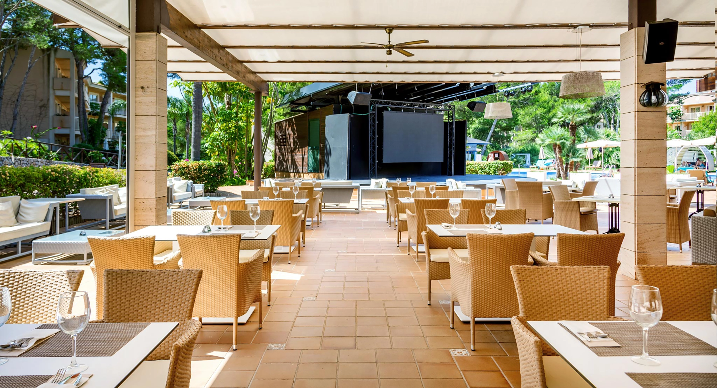 202008-VIVA Suites-BluemoonGrill-1.webp