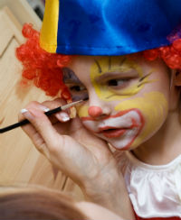 Todos los niños se preparan cada jueves antes de salir al escenario de Viva Circus
